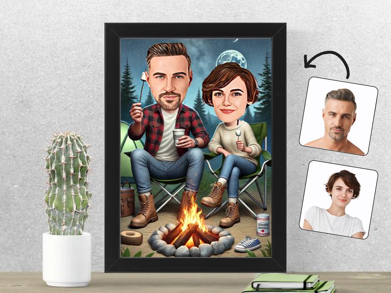 Gepersonaliseerde karikatuur van een stel in een sfeervolle kampeeromgeving, gedrukt in een 21x30 cm fotolijst. Perfect voor outdoorliefhebbers. gepersonaliseerd origineel cadeau