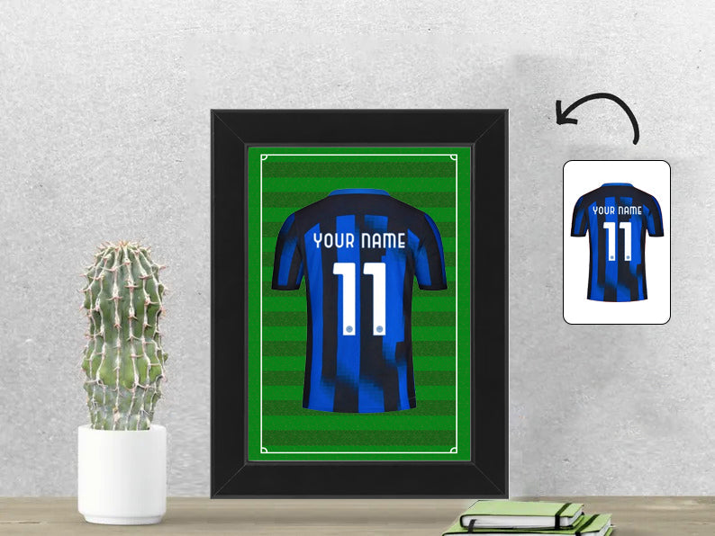 Gepersonaliseerde Inter Milan voetbalshirt fotolijst 13x18 cm met jouw naam. Perfect cadeau voor Inter Milan fans en voetbalfans.