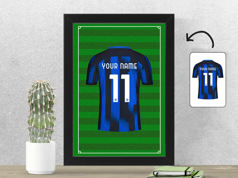 Gepersonaliseerde Inter Milan voetbalshirt fotolijst 21x30 cm met jouw naam. Perfect cadeau voor Inter Milan fans en voetbalfans.