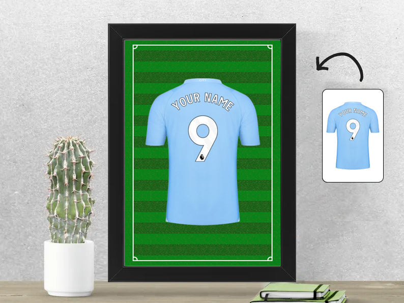 Gepersonaliseerde Manchester City voetbalshirt fotolijst 21x30 cm met jouw naam. Perfect cadeau voor Manchester City fans en voetbalfans.