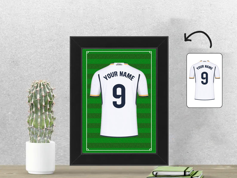Gepersonaliseerde Real Madrid voetbalshirt fotolijst 13x18 cm met jouw naam. Perfect cadeau voor Real Madrid fans en voetbalfans.