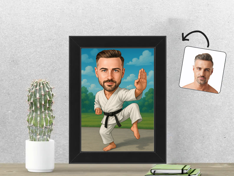 Gepersonaliseerde Karate karikatuur als Fotolijst 13x18 cm. Altijd een glimlach bij je met deze speelse karikatuur. Uniek cadeau voor sportliefhebbers. Bestel eenvoudig online.