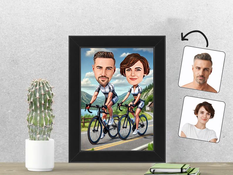 Gepersonaliseerde karikatuur van een stel op een avontuurlijke fietstocht, afgedrukt in een 13x18 cm fotolijst. Perfect cadeau voor sportieve stellen. gepersonaliseerd origineel cadeau