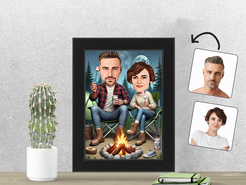Gepersonaliseerde karikatuur van een stel dat geniet van een kampvuur tijdens een kampeeravontuur, afgedrukt in een 13x18 cm fotolijst. gepersonaliseerd origineel cadeau