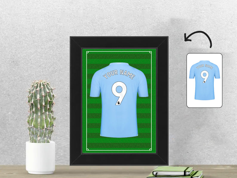Gepersonaliseerde Manchester City voetbalshirt fotolijst 13x18 cm met jouw naam. Perfect cadeau voor Manchester City fans en voetbalfans.