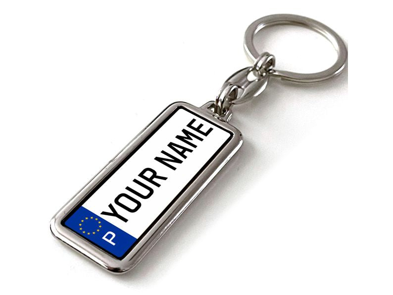 Gepersonaliseerde Portugese auto kenteken sleutelhanger met jouw naam. Uniek cadeau voor autobezitters of als custom accessoire.