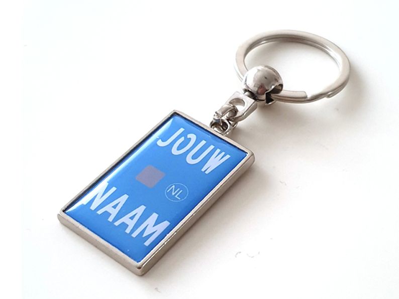 Gepersonaliseerde Nederlandse brommer kenteken sleutelhanger met jouw naam. Uniek cadeau voor brommerrijders of als custom accessoire.  