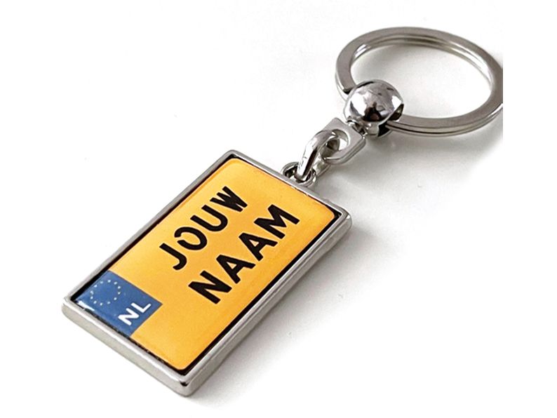 Gepersonaliseerde Nederlandse motor kenteken sleutelhanger met jouw naam. Uniek cadeau voor motorrijders of als custom accessoire.  