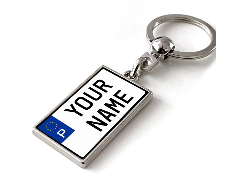 Gepersonaliseerde Portugese motor kenteken sleutelhanger met jouw naam. Uniek cadeau voor motorrijders of als custom accessoire.
