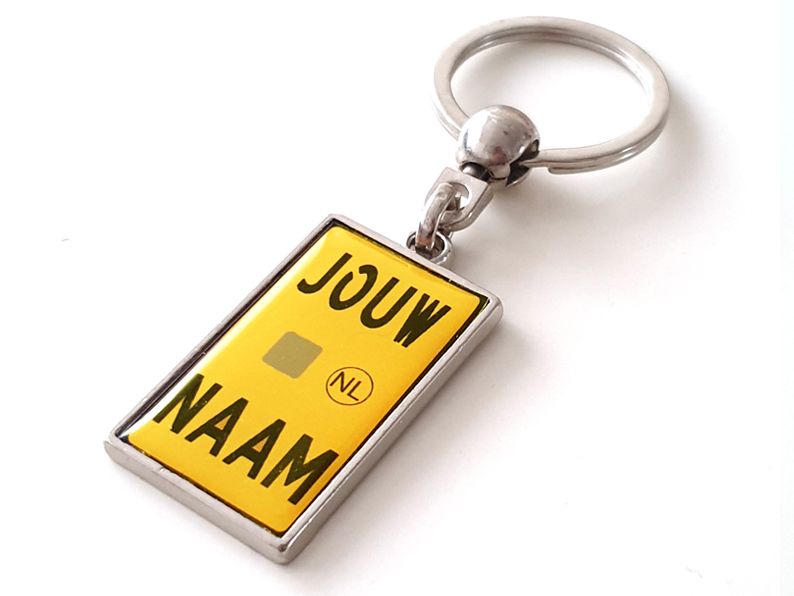 Gepersonaliseerde Nederlandse scooter kenteken sleutelhanger met jouw naam. Uniek cadeau voor scooterrijders of als custom accessoire.  