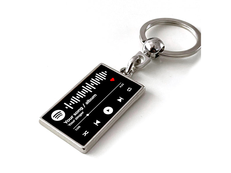 Gepersonaliseerde Spotify sleutelhanger met zwart playerscherm en scanbare code. Uniek cadeau voor muziekliefhebbers, stijlvol en herkenbaar design.