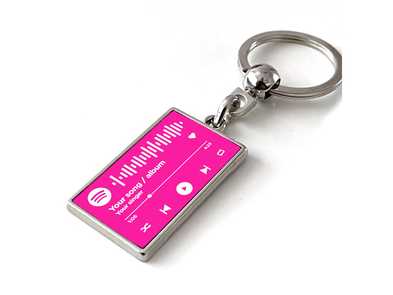 Gepersonaliseerde Spotify sleutelhanger met roze achtergrond. Uniek cadeau voor muziekfans en Spotify-liefhebbers.