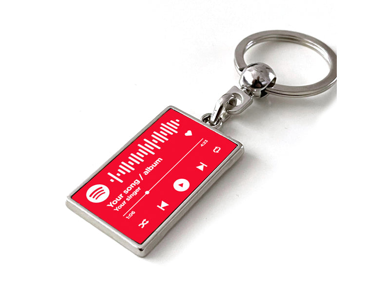Gepersonaliseerde Spotify sleutelhanger met muziekspeler en rode achtergrond. Perfect cadeau voor muziekliefhebbers.